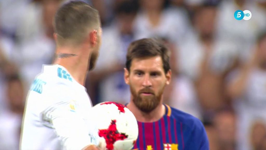 El ‘vacile’ de Sergio Ramos a Messi: amagó con darle el balón y lo lanzó por encima