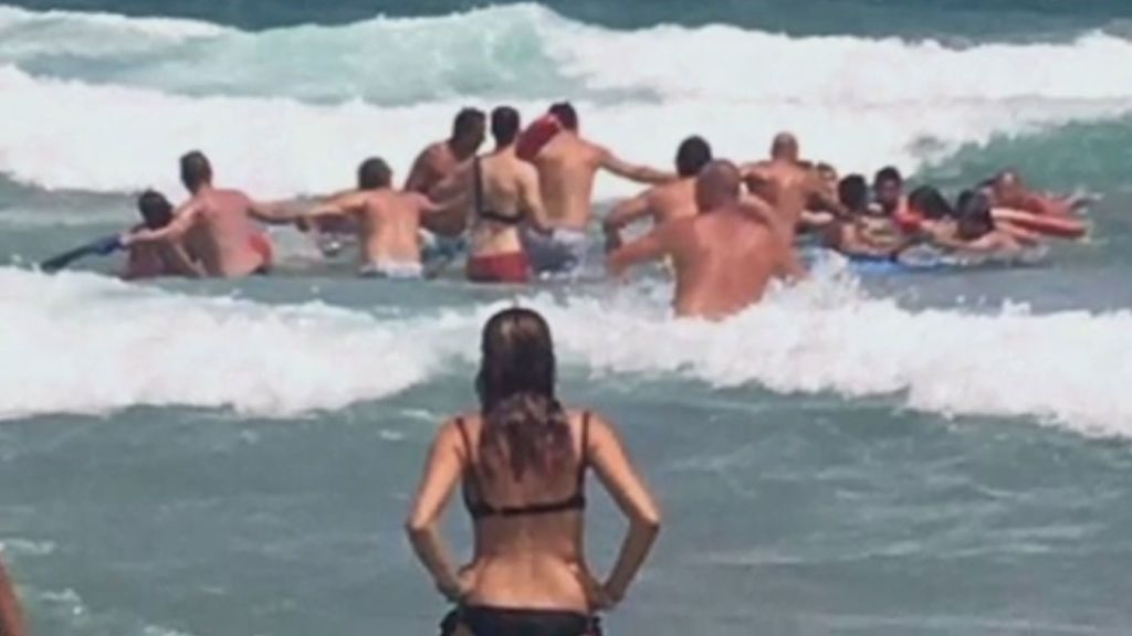 Una cadena humana para salvar a cuatro bañistas en una playa de La Manga