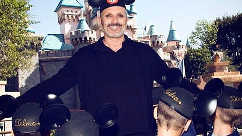 Chantajean a Miguel Bosé con fotos robadas de sus hijos