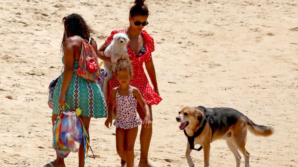 Cruz lució un mini vestido rojo de lunares blancos y Antonella un bañador de animal print rosa con volante