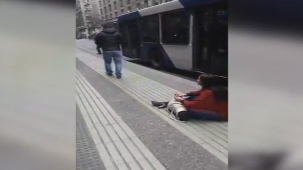 Le pide matrimonio a su novio en plena calle y su reacción no deja indiferente a nadie