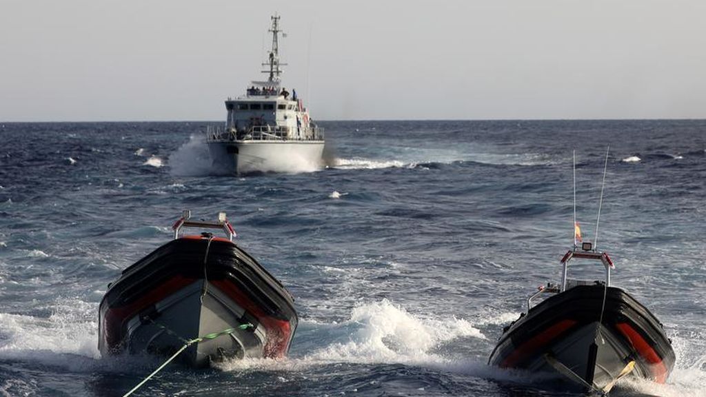Los guardacostas libios secuestran y disparan al barco de una ONG española