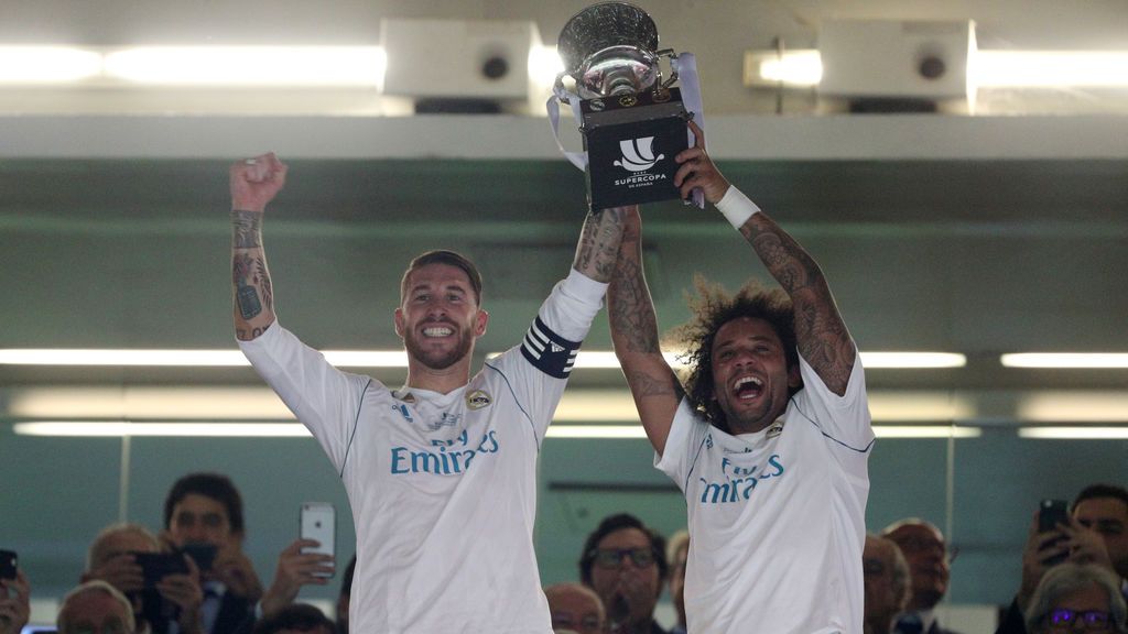 Sergio Ramos y Marcelo levantan la Supercopa de España ante la mirada del Barça