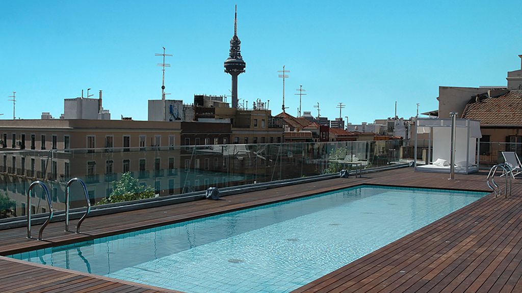 Chapuzoneo en la roof pool de O2 Wellness