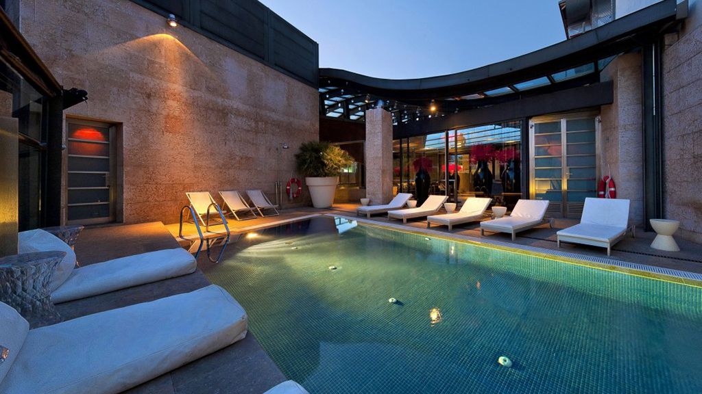 Cócteles y ostras en la piscina del Hotel Urban G.L.