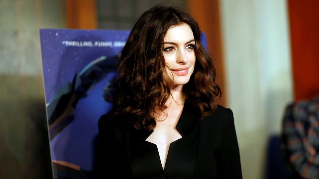 Difunden fotos íntimas de la actriz Anne Hathaway, víctima de un ciberataque