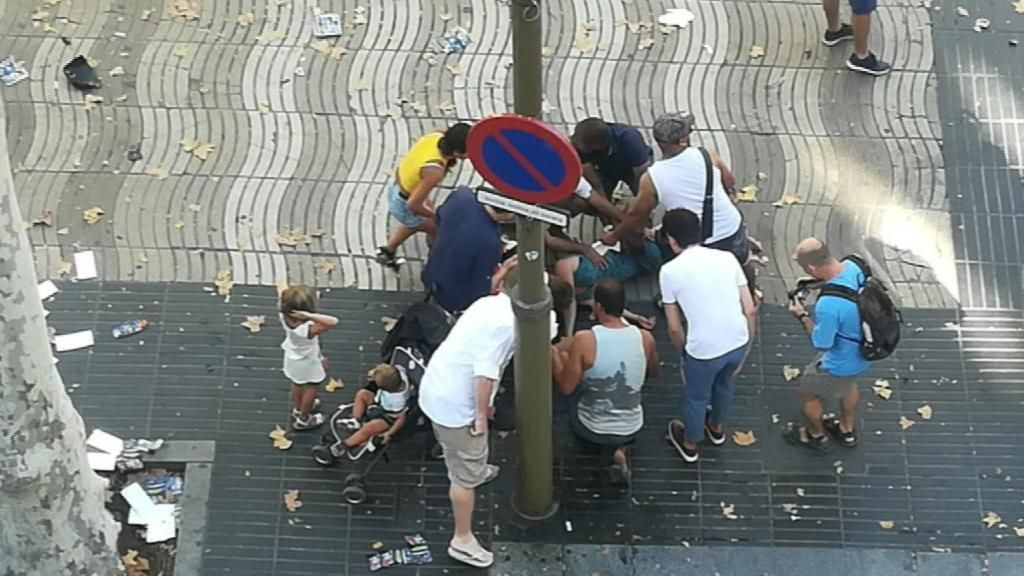 Atentado en Barcelona: Un terrorista atropella a los paseantes en La Rambla
