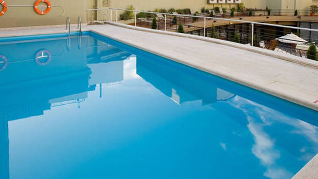 Piscina y solárium en el Hotel NH Sanvy… ¿Precio? ¡15 euros!