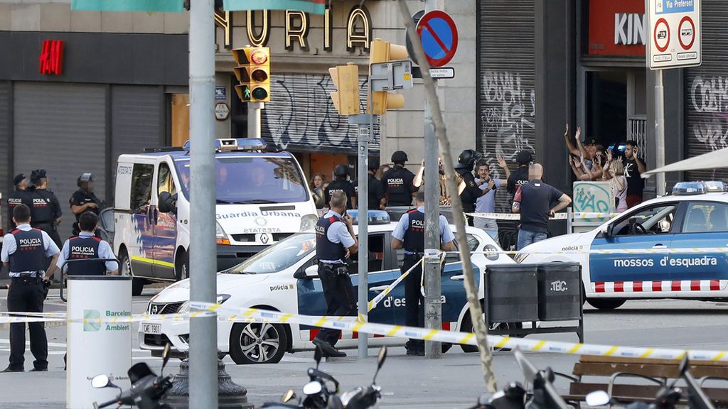 Ataque terrorista en Las Ramblas: “Los heridos y muertos que iba dejando por el camino imposibilitaron seguir al conductor”