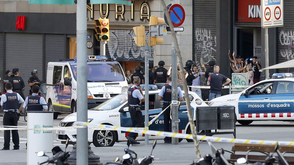 Ataque terrorista en Las Ramblas: “Los heridos y muertos que iba dejando por el camino imposibilitaron seguir al conductor”