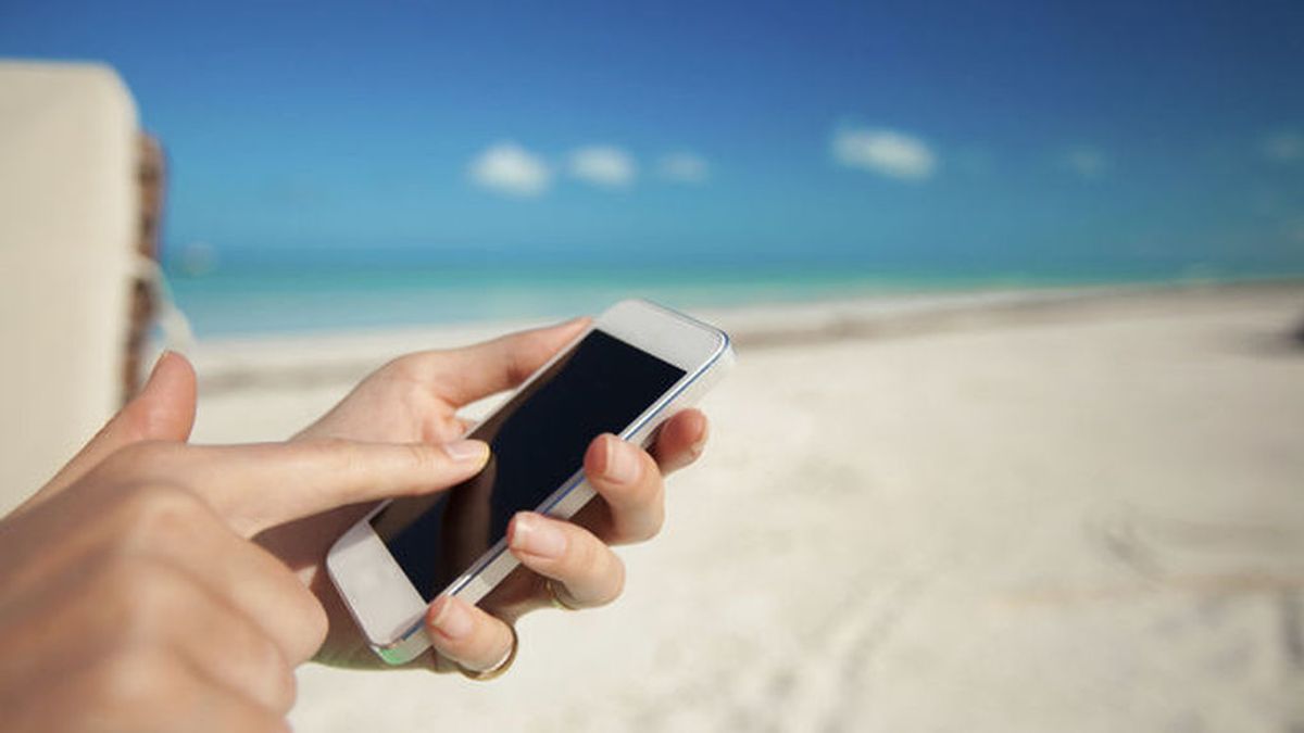 Dos trucos para utilizar tu móvil en la playa o en la piscina y que el sol no te lo impida