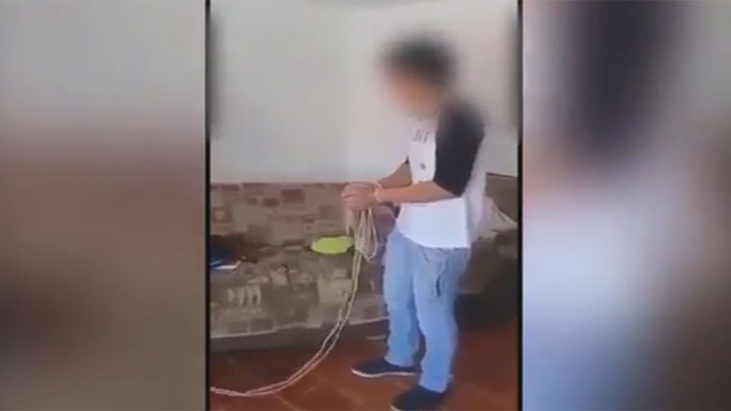 Le propina una brutal paliza a su hijo por llegar borracho a casa
