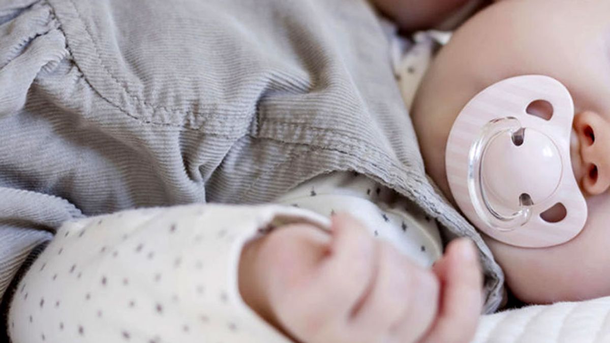 El chupete hasta los tres o cuatro años reduce la probabilidad de muerte súbita infantil, según una experta