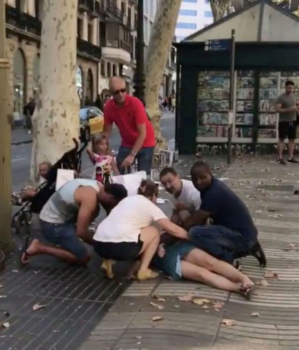 Atentado en Barcelona: Un terrorista atropella a los paseantes en La Rambla