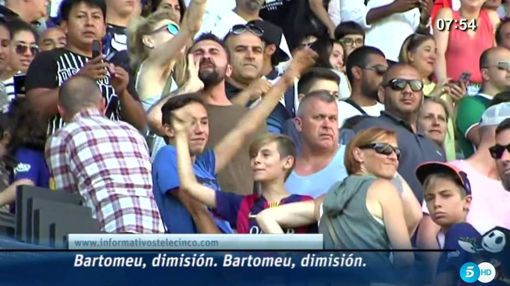 La afición del Barça desata su descontento en la presentación de Paulinho: “Bartomeu dimisión”