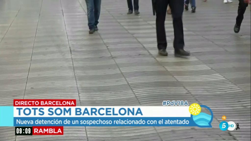 Ana Rosa muestra las marcas de los neumáticos que dejó la furgoneta en Las Ramblas