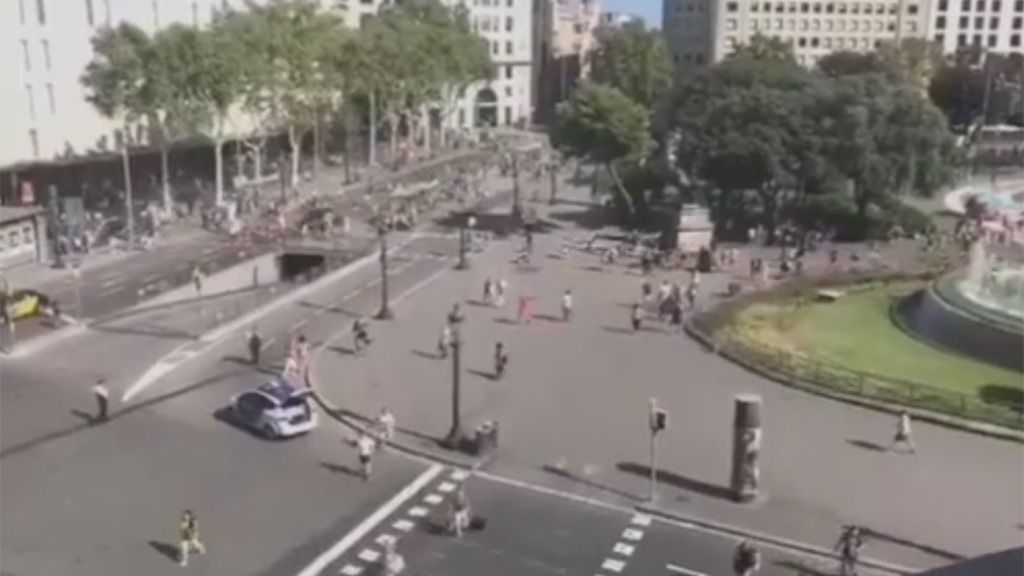 Testigos graban el momento del desalojo de la Plaza de Cataluña tras el atentado
