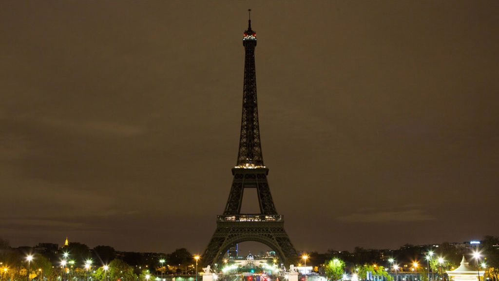 La Torre Eiffel de París apaga sus luces por las víctimas de Barcelona