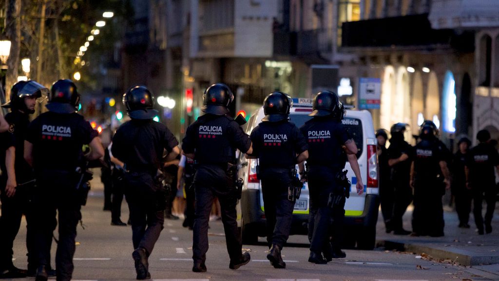 Dos detenidos, se busca a un tercer sospechoso y 5 terroristas,  abatidos en Cambrils