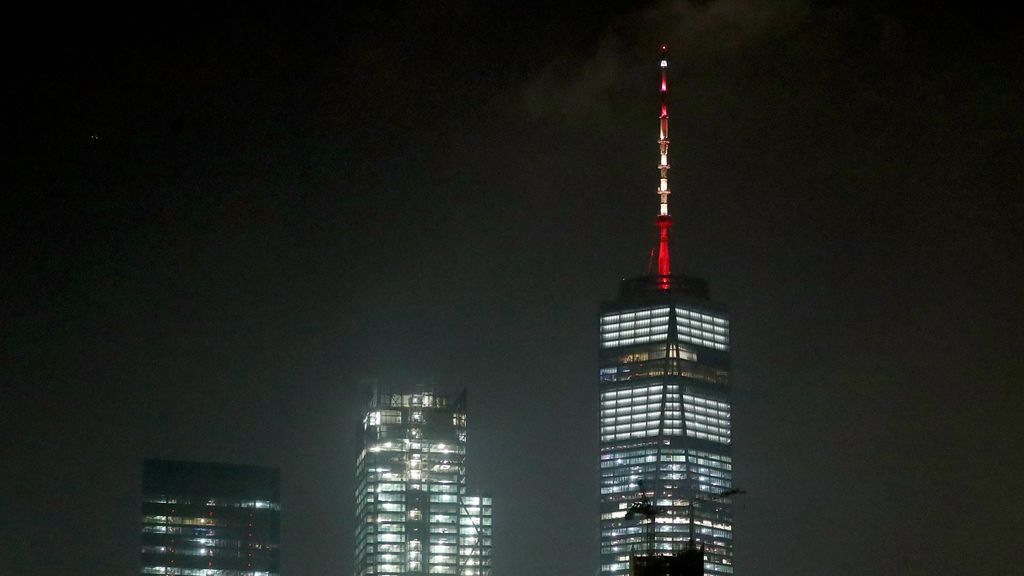 La torre One World Trade Center se ilumina con los colores de la bandera española