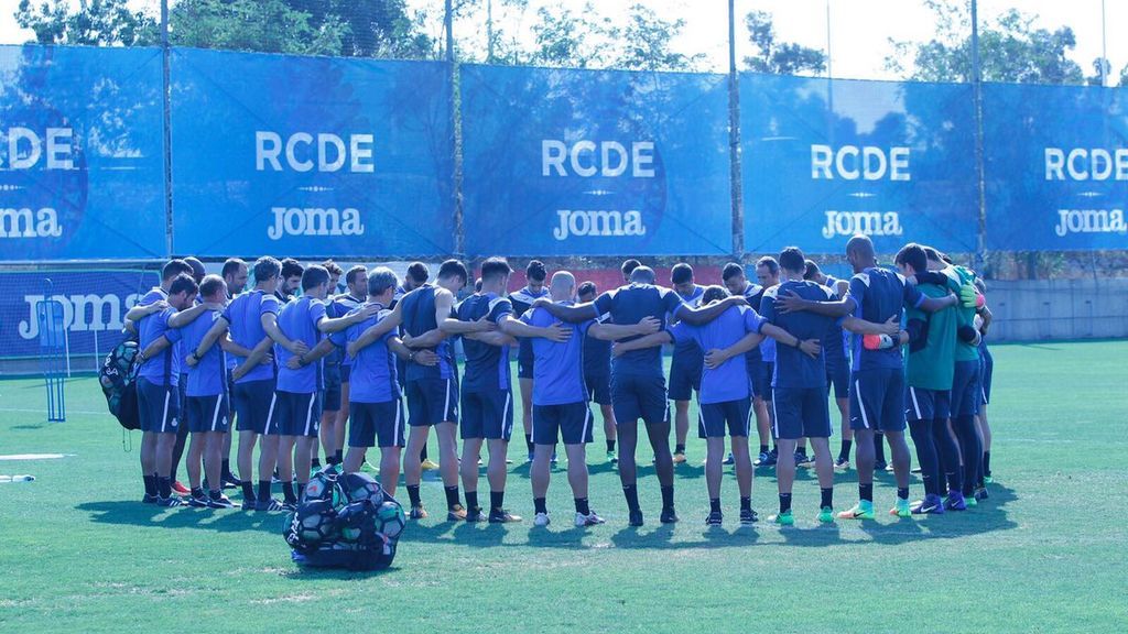 El Espanyol se abraza y guarda un minuto de silencio por las víctimas del atropello en Las Ramblas