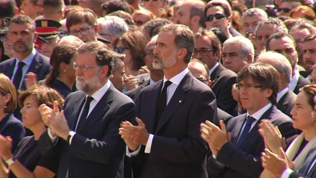Rajoy y Puigdemont llaman a la unidad contra el terrorismo