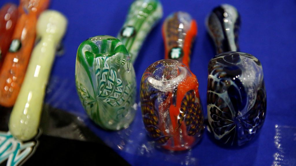 Exposición de pipas de marihuana en la ExpoWeed de México