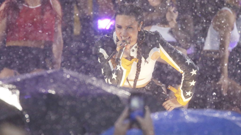 Demi Lovato durante un concierto en Nueva York bajo la lluvia