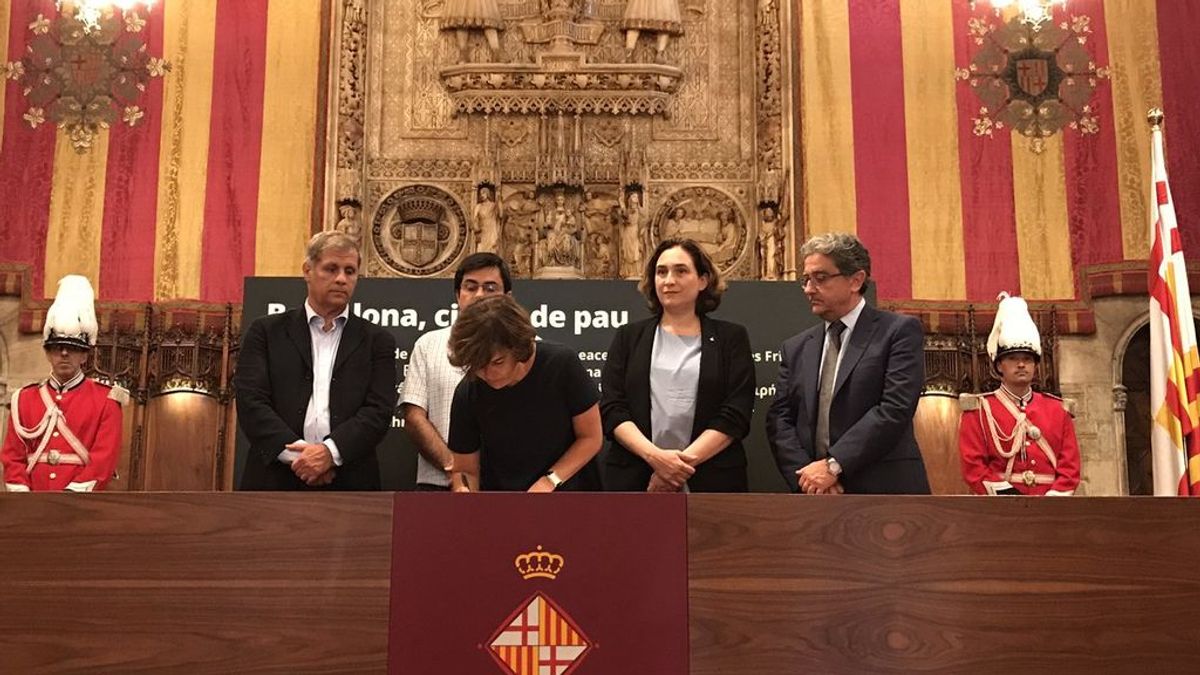 Colas de media hora para firmar el libro de condolencias del Ayuntamiento de Barcelona