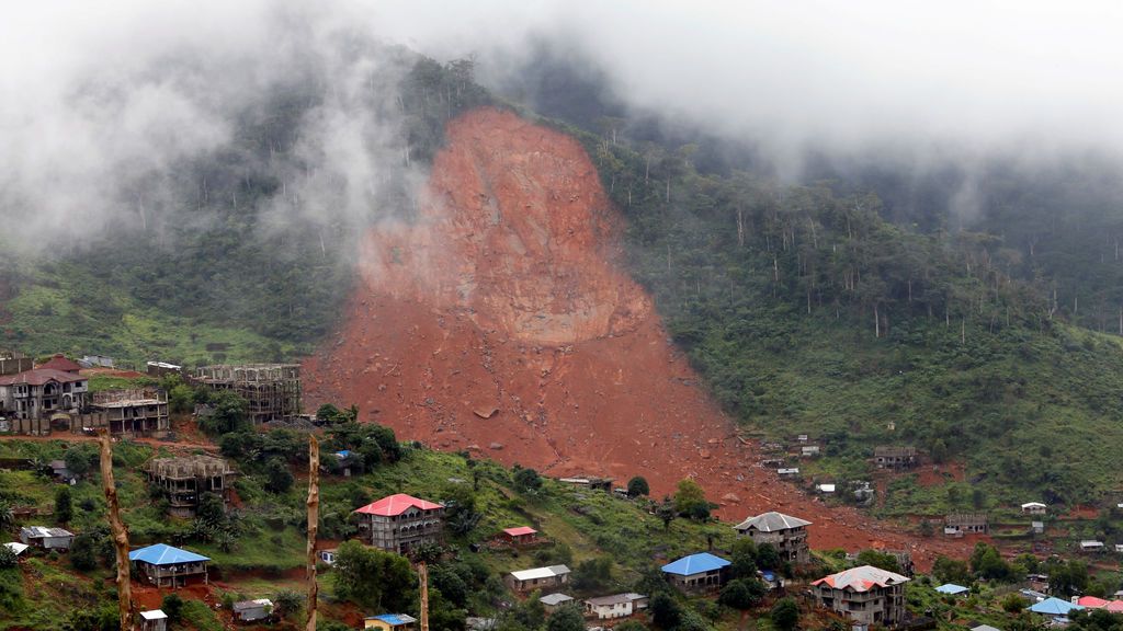 Una avalancha causa la muerte a 461 personas en Sierra Leona