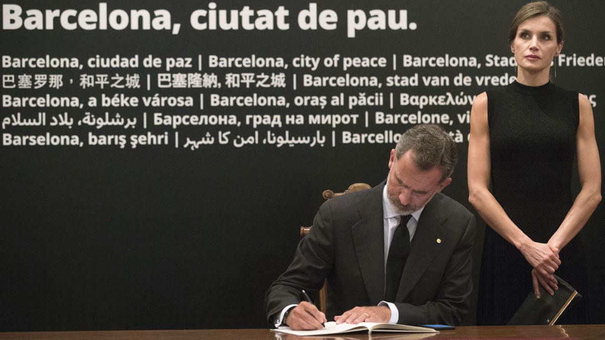 Los Reyes firman el libro de condolencias del Ayuntamiento de Barcelona