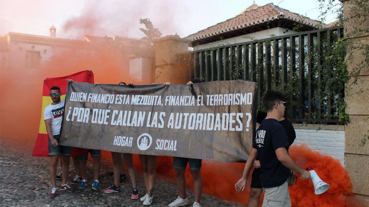 Un grupo de neonazis ataca con bengalas la mezquita del Albaicín en Granada