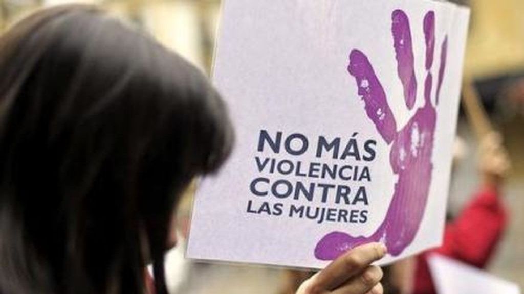 Detenido por dar una patada a su pareja y arrojarle la bebida en la cabeza