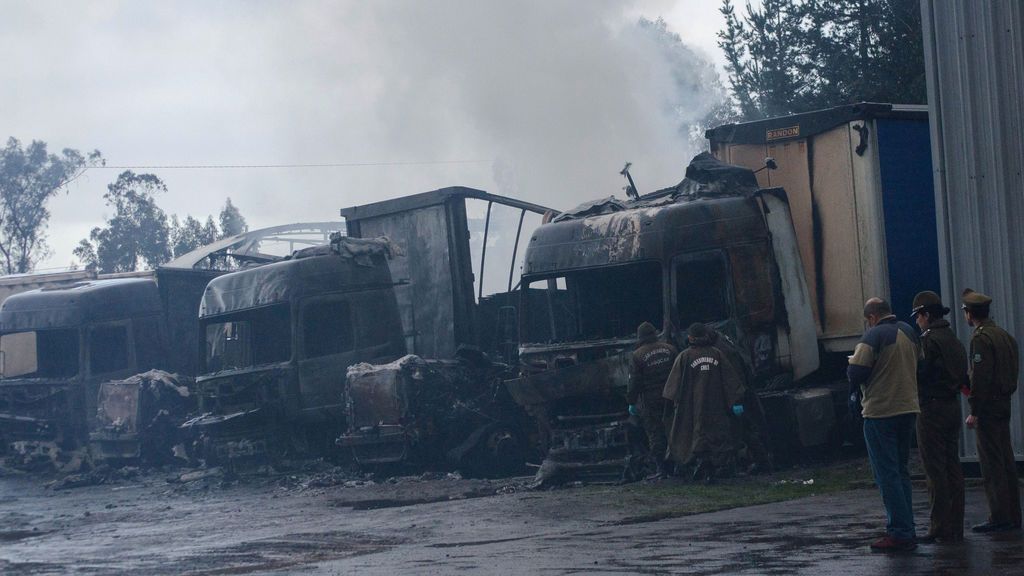 Encapuchados queman 18 camiones para el reparto de comida en Chile