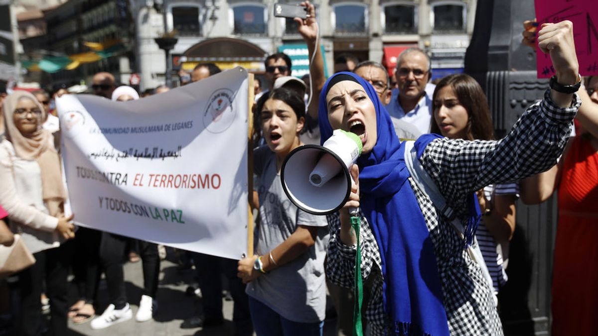 Musulmanes se concentran en Sol al grito de "todos unidos contra el terrorismo"