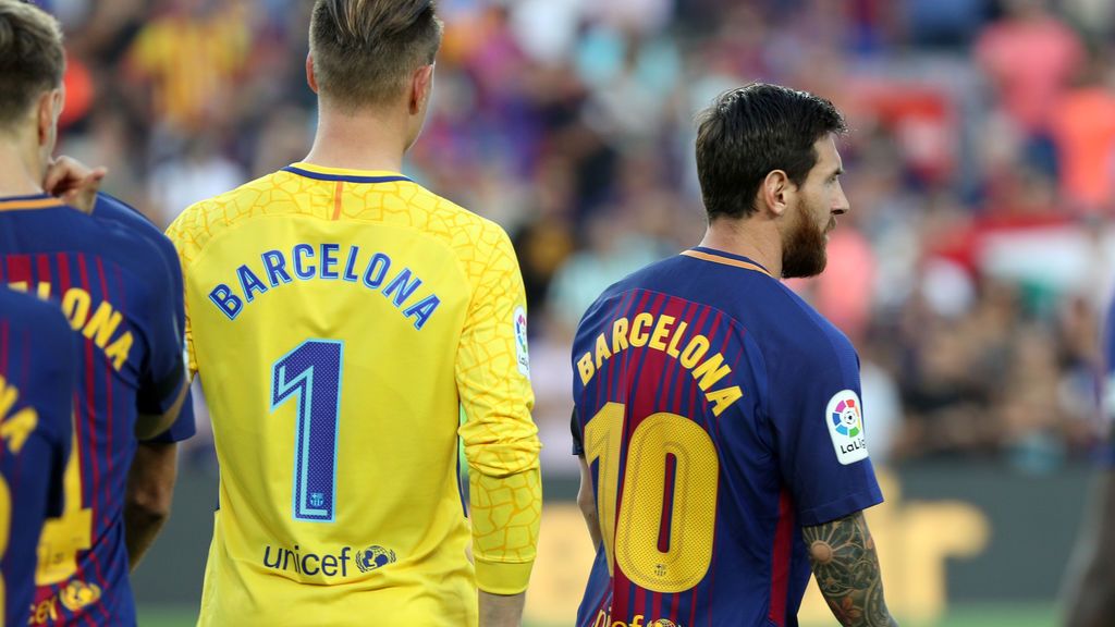 El precioso gesto del Barça para recordar a las víctimas: Barcelona en sus espaldas El precioso gesto del Barça para recordar a las víctimas: Barcelona en sus espaldas