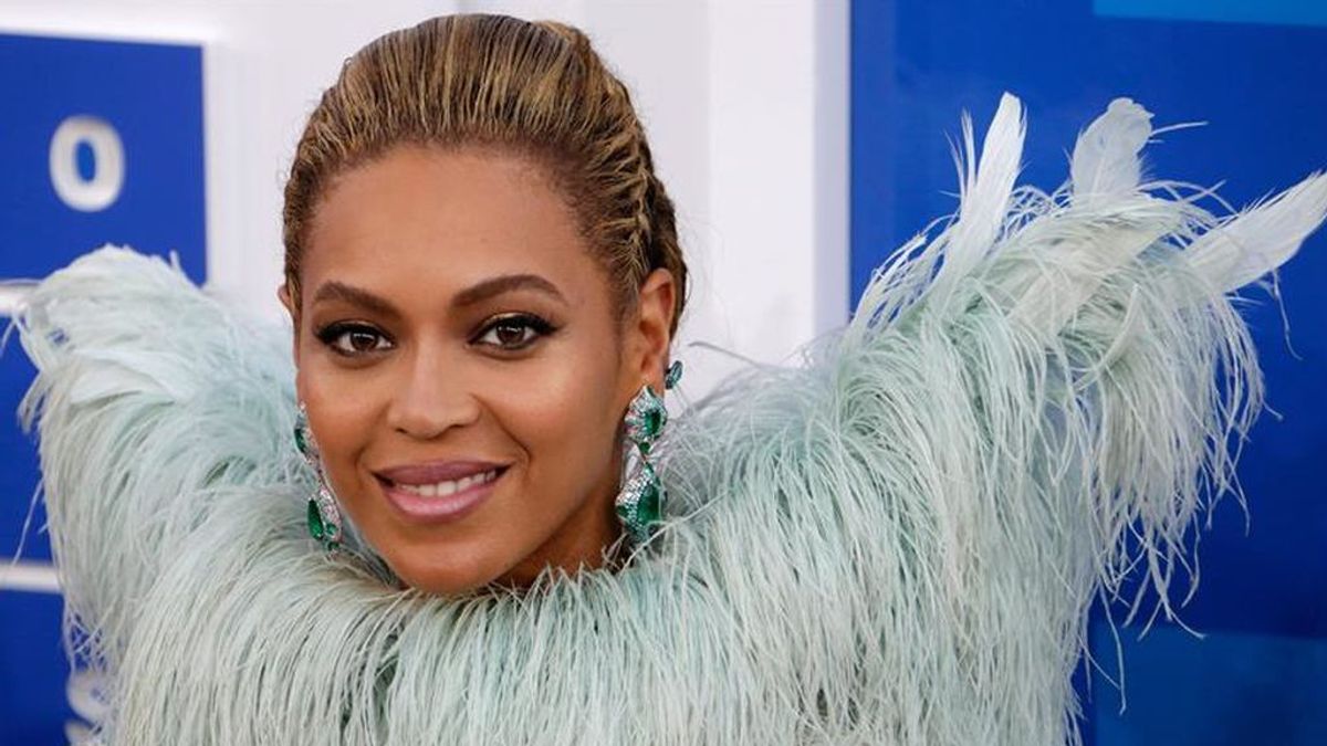 Beyoncé retoca sus cejas con pegamento