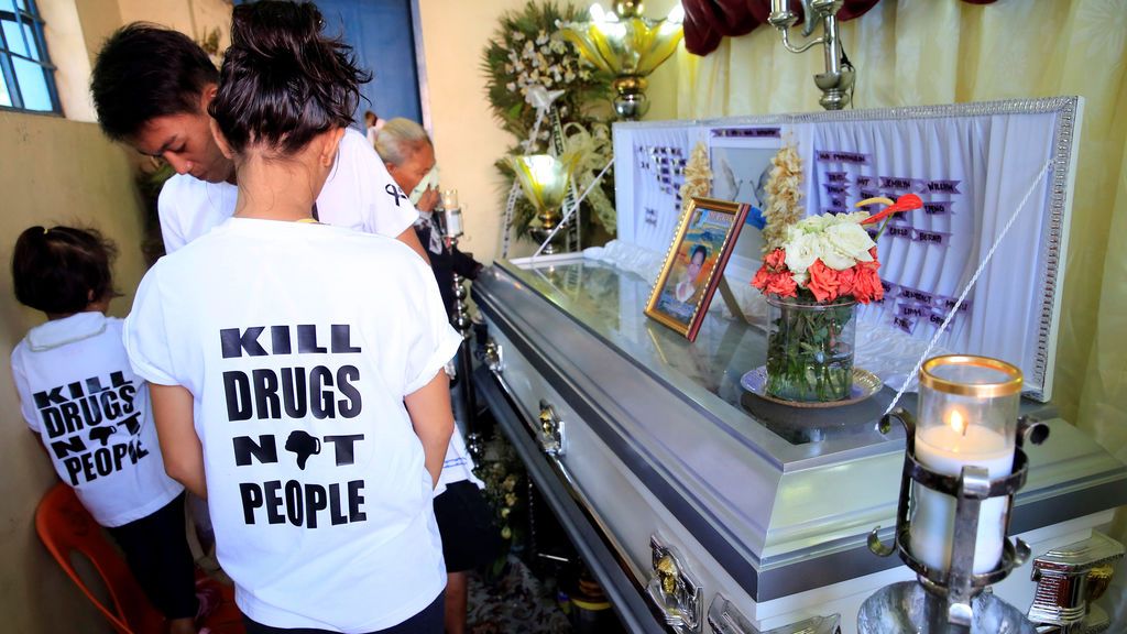 Seres queridos de Leover Miranda rezando tras su muerte en Filipinas