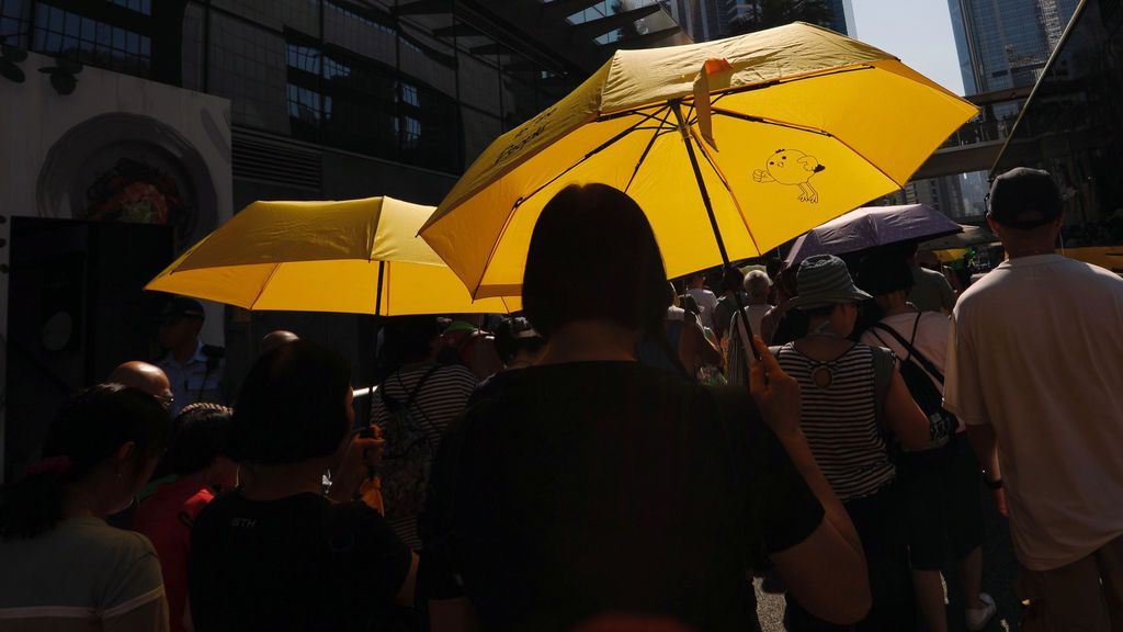 Protestantes con un paraguas amarillo, símbolo del Occupy Central movement
