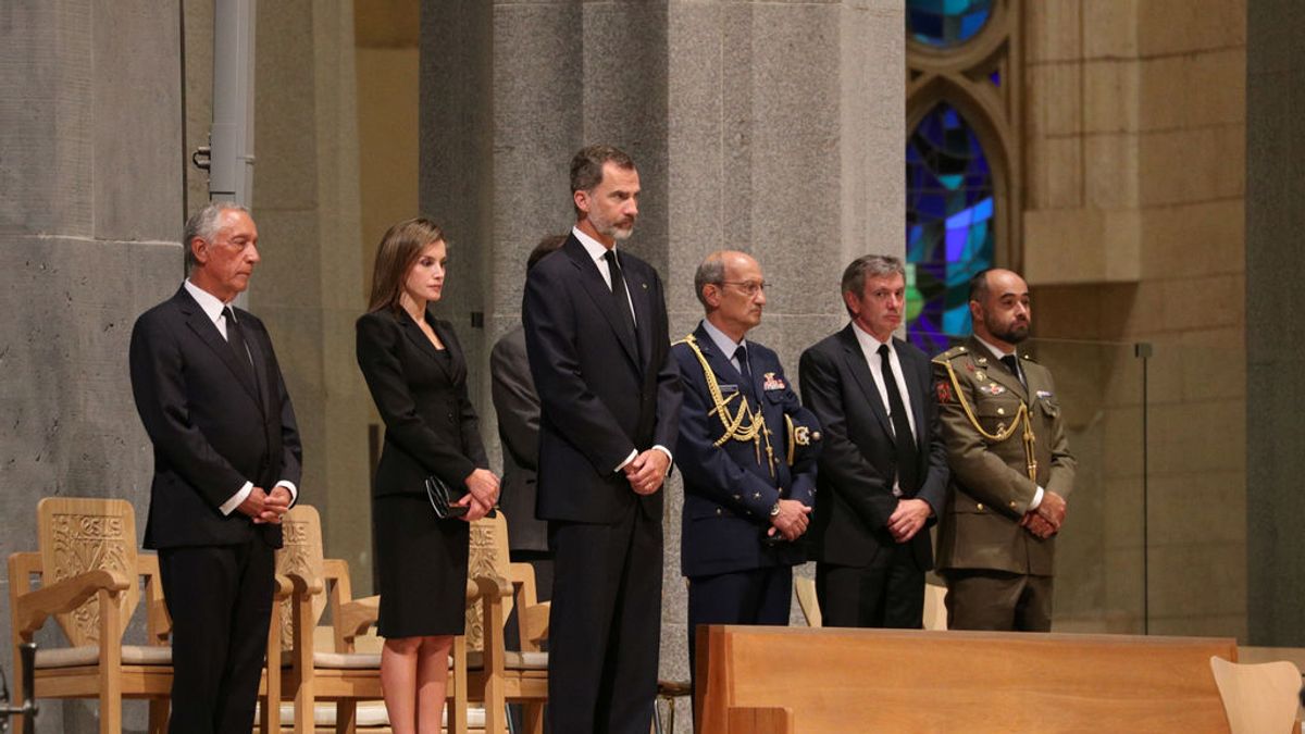 Los Reyes, Rajoy, Puigdemont y Colau asisten a la misa en memoria de las víctimas