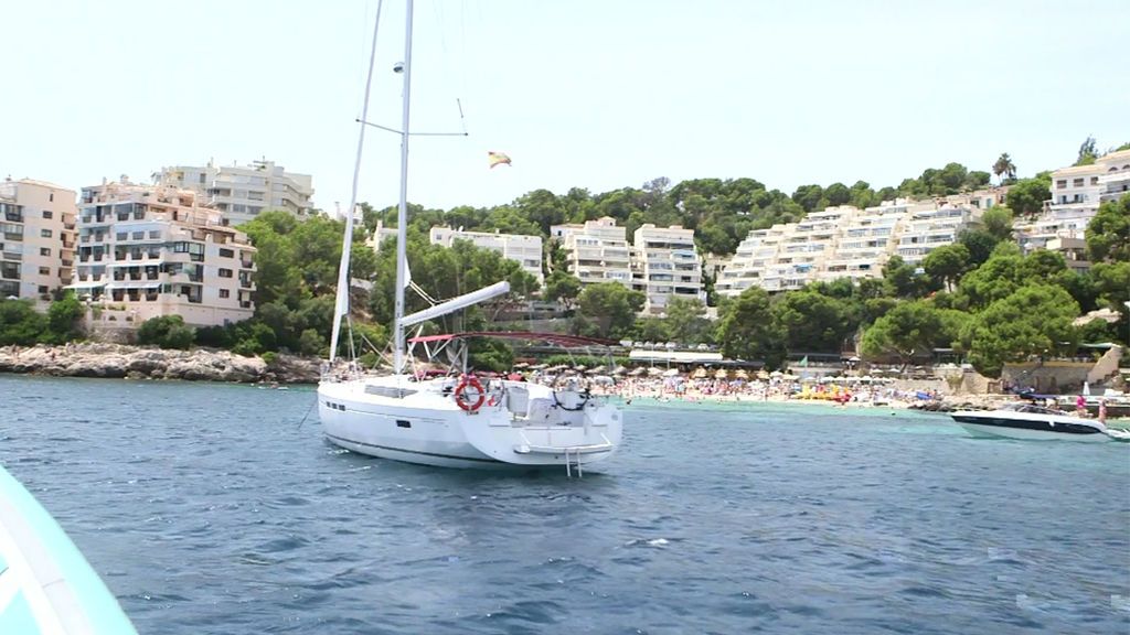 Vuelta en barco, comida en un beach club… el día a día del turismo de lujo en Mallorca
