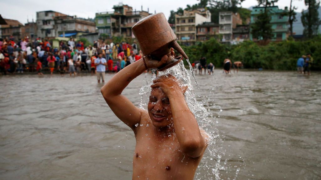 Un devoto se baña en el río Bagmati durante la festividad Kuse Aunse en Katmandú