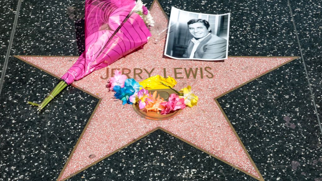 Conmemoración al fallecido actor Jerry Lewis en su estrella del Paseo de la Fama en Hollywood