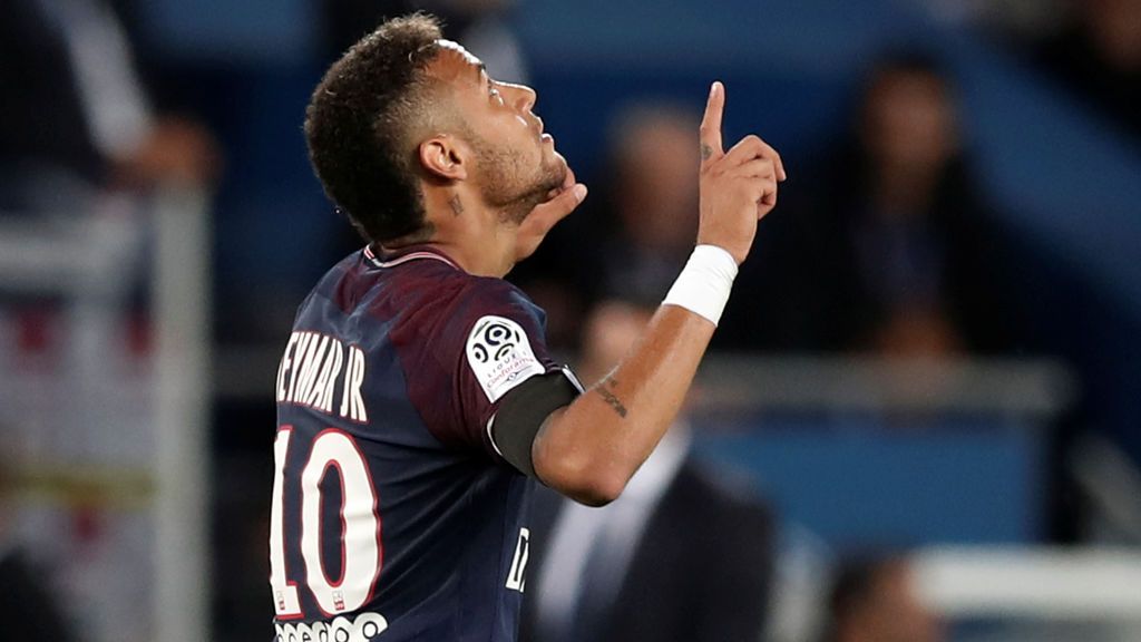 Neymar no puede contener las lágrimas en el minuto de silencio del PSG por las víctimas del atentado de Barcelona