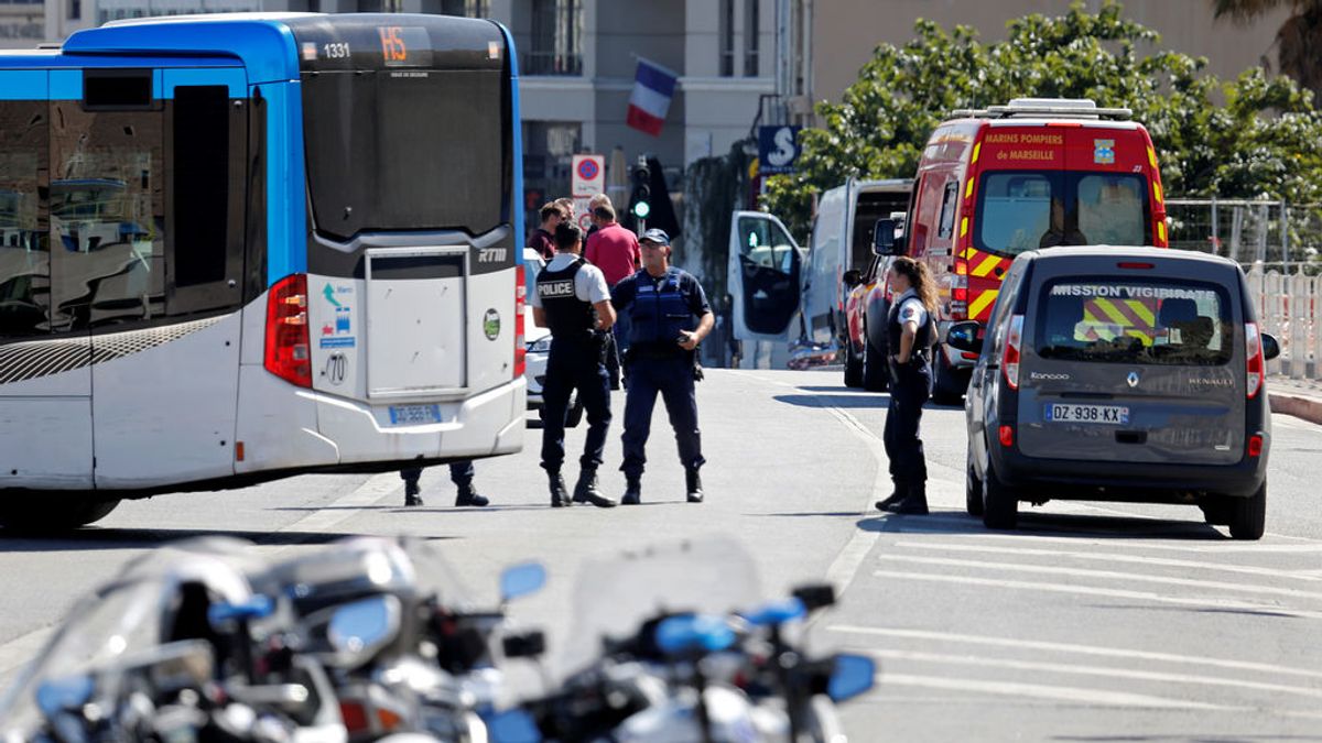 Un muerto al empotrarse un coche contra dos paradas de autobús en Marsella