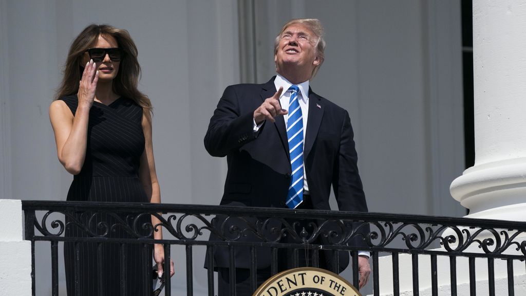 Donald Trump observa el eclipse, sin protección