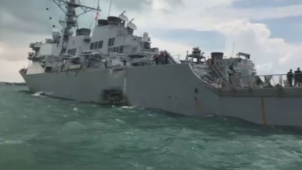 Cinco marineros heridos y diez desaparecidos al chocar un destructor estadounidense con un mercante