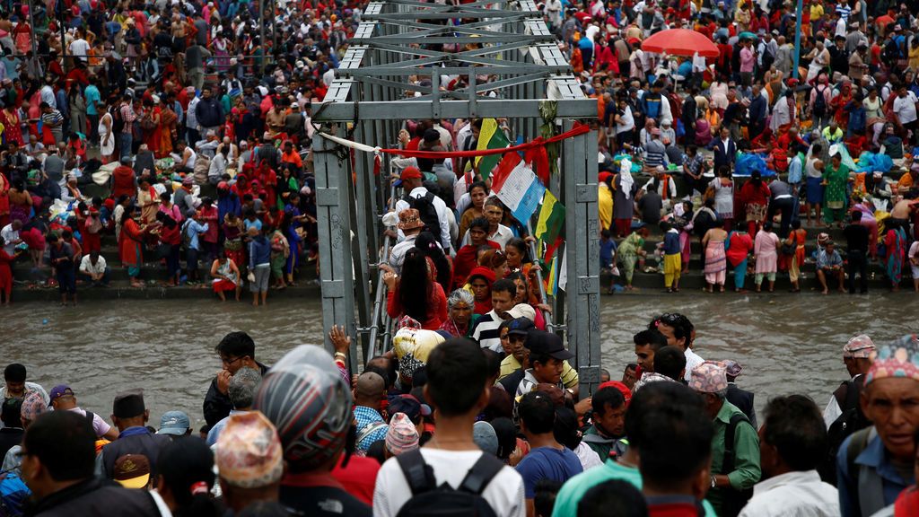 Devotos sobre el puente del río Bagmati en la festividad de Kuse Aunse en Katmandú