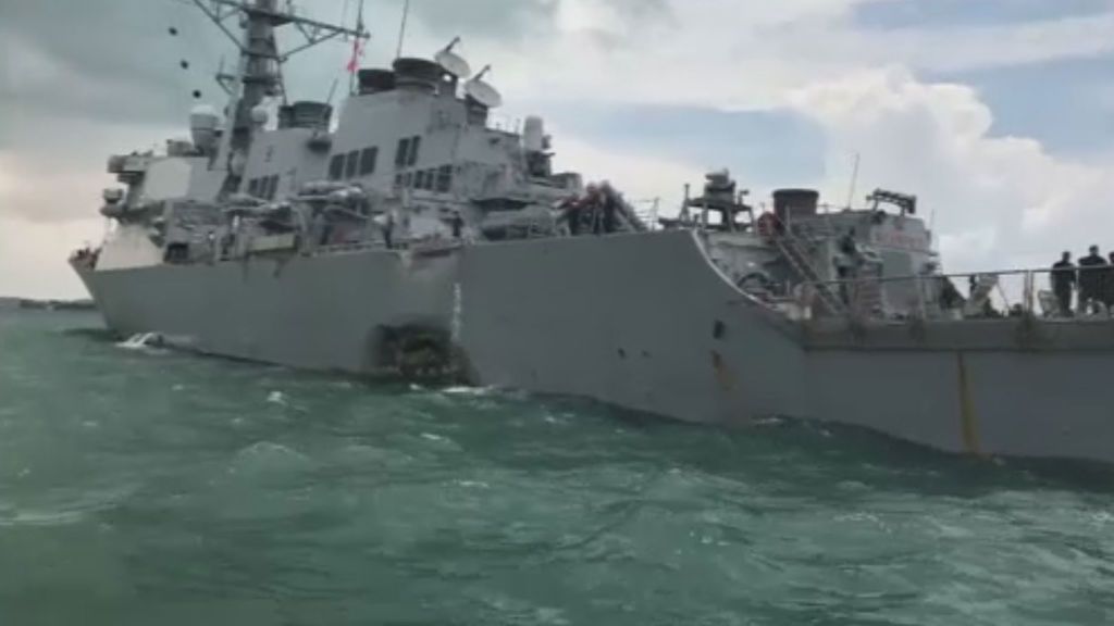 Cinco marineros heridos y diez desaparecidos al chocar un destructor estadounidense con un mercante