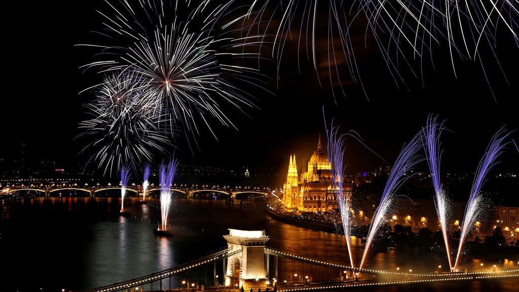 Fuegos artificiales sobre el río Danubio durante el día de San Esteban en Budapest